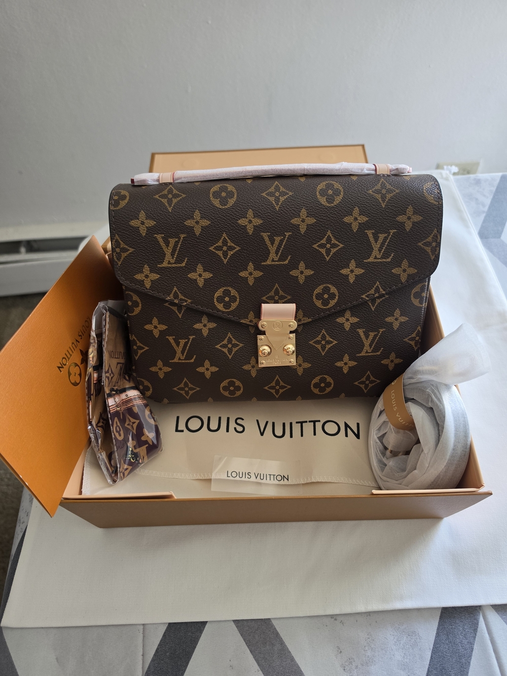 Classy & Chic Crossbody Bag in Brown
